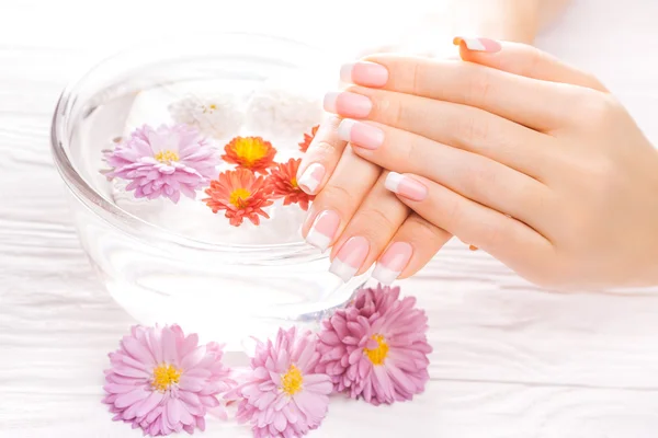 Piękny Francuski manicure na biały drewniany stół — Zdjęcie stockowe
