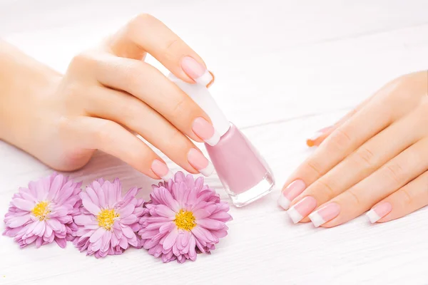 Bela manicura em branco — Fotografia de Stock