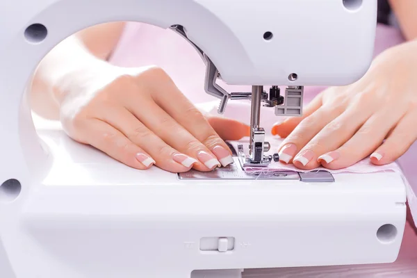 Womens hands behind her sewing — Stock Photo, Image