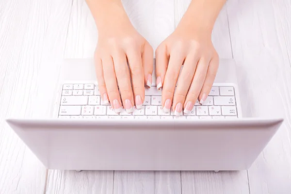 Hands of an office woman typing — Stock Photo, Image