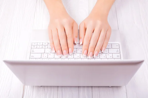 Manos de una mujer de oficina escribiendo —  Fotos de Stock