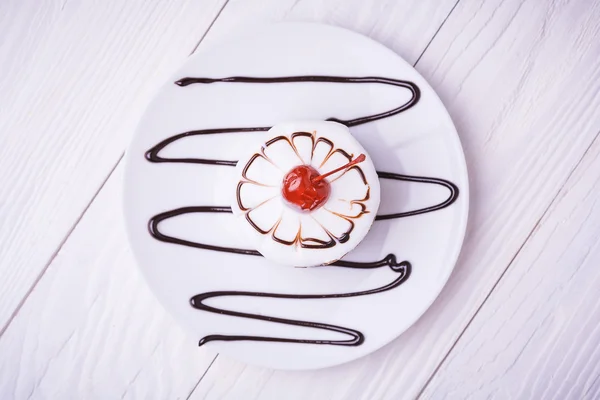 Cherry cupcake on white wooden table. top view — Stock Photo, Image