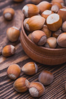 ahşap bir masa üzerine fındık
