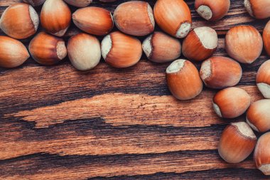 ahşap bir masa üzerine fındık