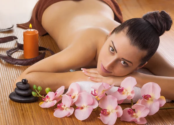 Piękna kobieta w salonie masażu — Zdjęcie stockowe