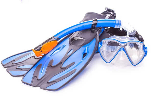 Gafas de buceo azules, snorkel y aletas. aislado — Foto de Stock