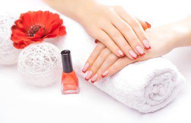 Manikür kırmızı haşhaş çiçek ile Fransız