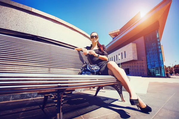 Beautiful young woman on the bench — Stock Photo, Image