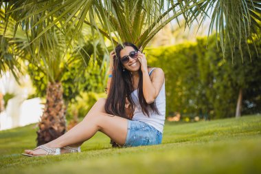 Kız telefon içinde belgili tanımlık palmiye Bahçe konuşan