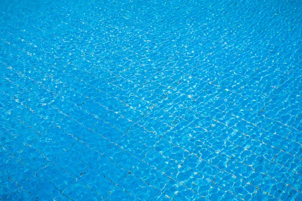 Piscina de agua con reflejos solares —  Fotos de Stock