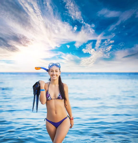 Diver woman wearing goggles, tube and flippers — Stock Photo, Image