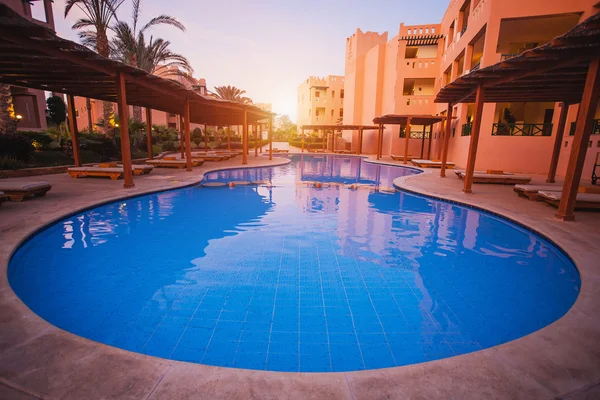 Piscina en el jardín del hotel —  Fotos de Stock