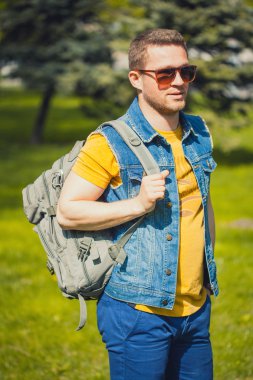 yeşil park yakışıklı adam