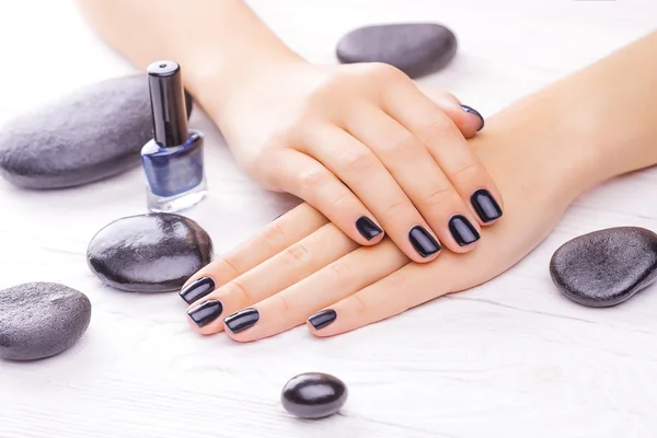 Black manicure met zwarte stenen — Stockfoto