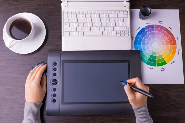 Designer-Schreibtisch gefüllt mit Computer, Stift-Tablet — Stockfoto