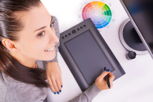 Grafikdesignerin arbeitet im Büro mit Tablet-Stift — Stockfoto