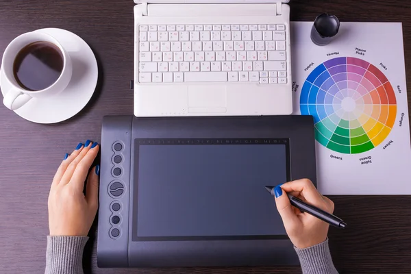 Designer-Schreibtisch gefüllt mit Computer, Stift-Tablet — Stockfoto