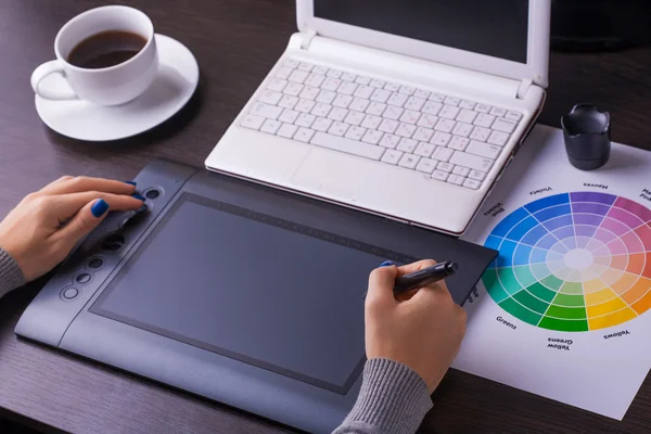 Designer-Schreibtisch gefüllt mit Computer, Stift-Tablet — Stockfoto