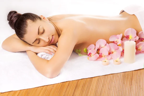 Jovens mulheres bonitas relaxando no salão de spa — Fotografia de Stock