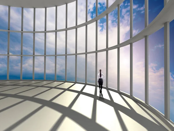 Ofiste ayakta ve gökyüzü penceresinde bakarak bir işkadını — Stok fotoğraf