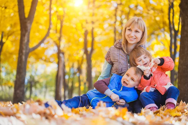 Familjen ha roligt i höst park — Stockfoto