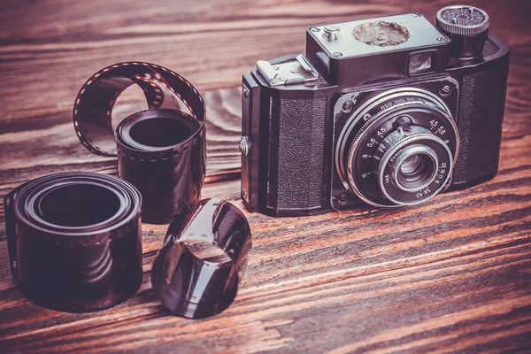 Gammal kamera på träbord — Stockfoto