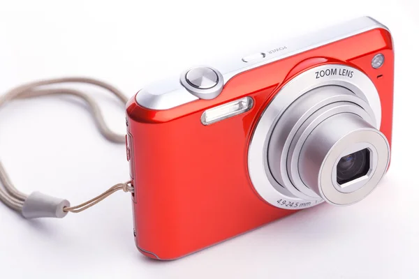 Câmera digital de zoom compacto vermelho sobre branco — Fotografia de Stock