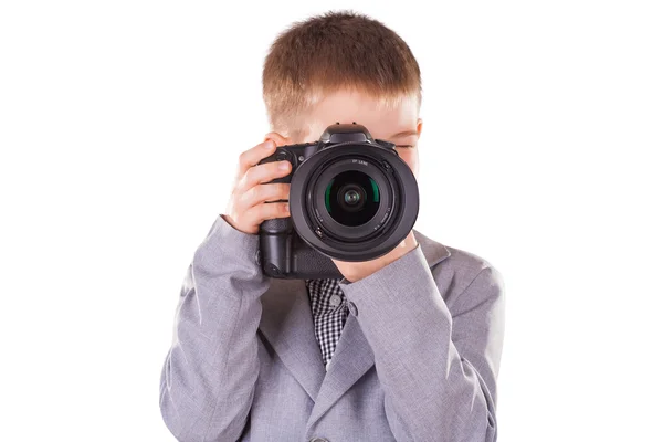 Garoto segurando uma câmera dslr isolado no branco — Fotografia de Stock