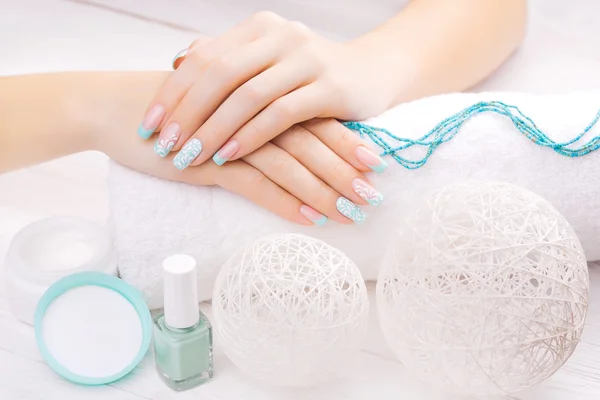 Turkoois french manicure met lichte handdoek — Stockfoto