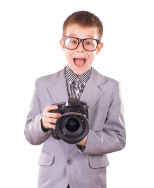 bir dslr fotoğraf makinesi üzerinde beyaz izole tutan çocuk