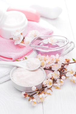 deniz tuzu ve uçucu yağlar, kayısı çiçek. Spa