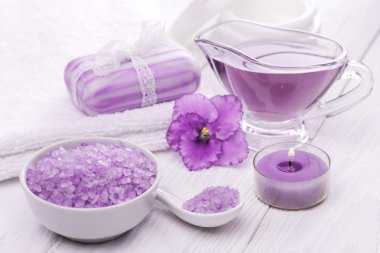 deniz tuzu ve uçucu yağlar, mor Menekşe. Spa