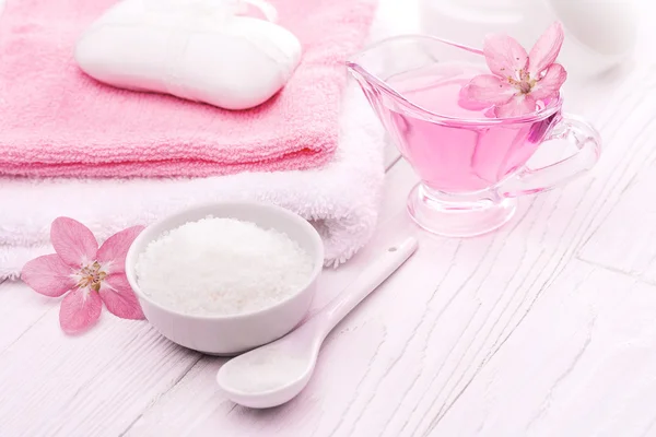 Sea salt and essential oils, pink flower. spa — Stock Photo, Image