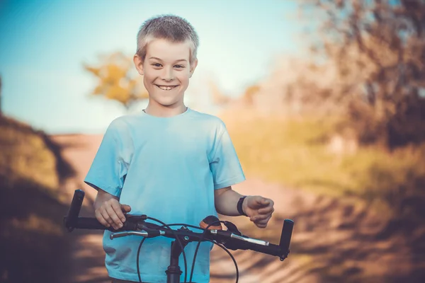Fröhliches lustiges Kind auf dem Fahrrad. Aktive Freizeit — Stockfoto