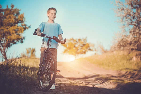 Gelukkig grappige jongen op fiets. actieve ontspanning — Stockfoto