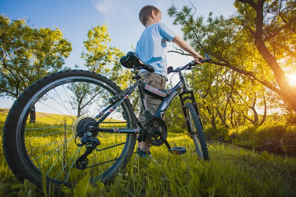 Gelukkig grappige jongen op fiets. actieve ontspanning — Stockfoto