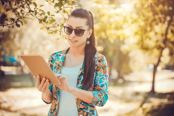 Pretty young woman in a summer park — Stock Photo, Image