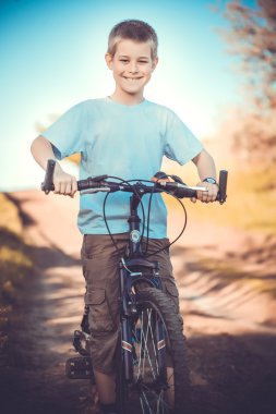 Bisiklet üzerinde mutlu komik çocuk. etkin boş