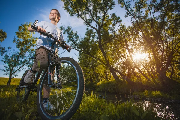 Fröhliches lustiges Kind auf dem Fahrrad. Aktive Freizeit — Stockfoto