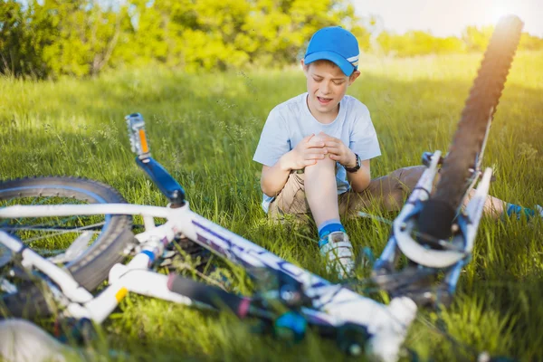 Weinender Junge mit blutender Verletzung nahe Fahrrad — Stockfoto