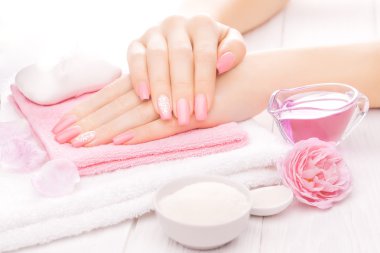 Manikür temel yağlar, gül çiçek ile Fransız. Spa