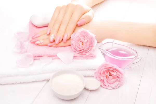 Manicure francese con oli essenziali, fiori di rosa. spa — Foto Stock