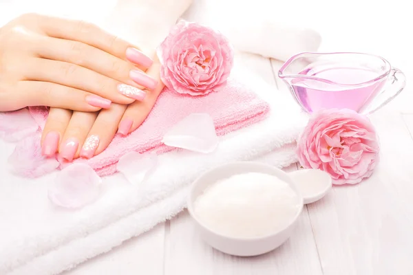 Manicura francesa con aceites esenciales, flores de rosa. spa — Foto de Stock