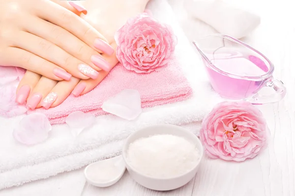 French manicure met essentiële oliën, roze bloemen. Spa — Stockfoto