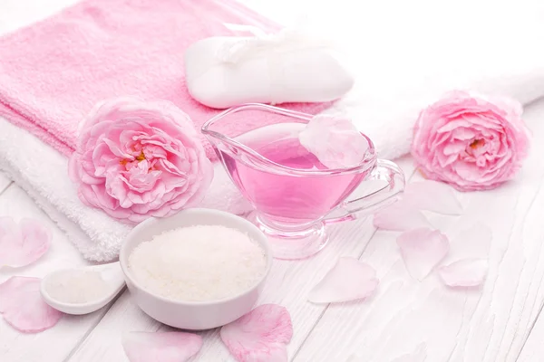 Tengeri só és illóolajok, rózsaszín tea rózsa virág. Spa — Stock Fotó