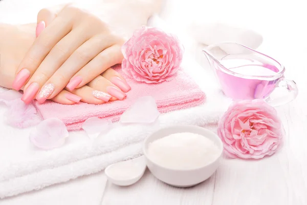 Manicure francês com óleos essenciais, flores de rosa. spa — Fotografia de Stock