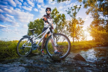 şirin sporcumuz bisiklet üzerinde. etkin boş