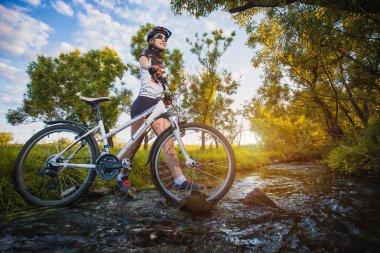 şirin sporcumuz bisiklet üzerinde. etkin boş