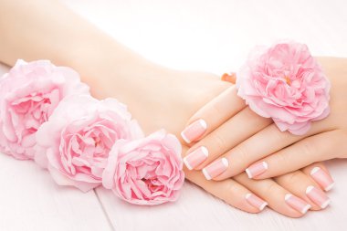 Manikür gül çiçek ile Fransız. Spa