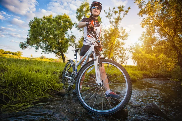 Simpatica sportiva in bicicletta. Tempo libero attivo — Foto Stock